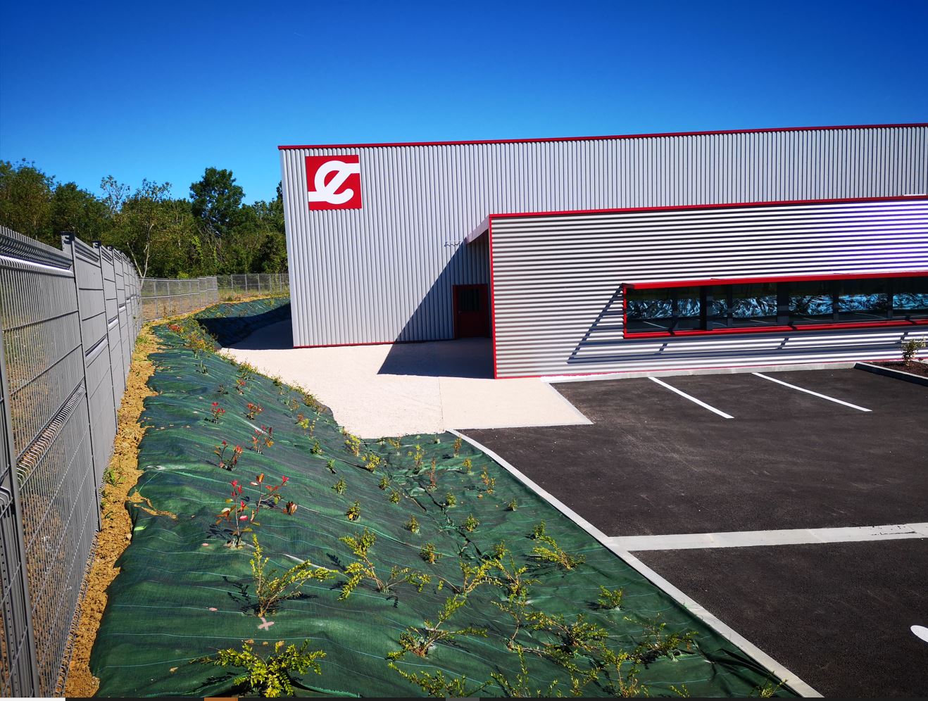 Création d'un espace vert pour une société à Pujaudran Création d'un espace vert pour une société à Pujaudran