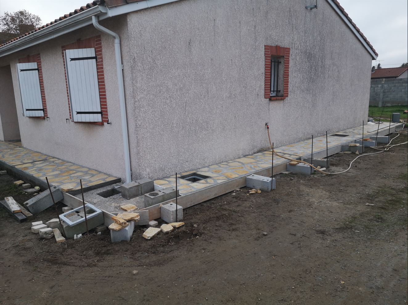 Création d'une terrasse avec des dalles de pierre à Pins Justaret Création d'une terrasse avec des dalles de pierre à Pins Justaret