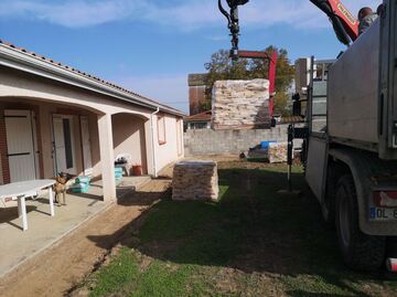 Création d'une terrasse avec des dalles de pierre à Pins Justaret