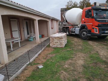 Création d'une terrasse avec des dalles de pierre à Pins Justaret