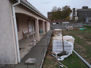 Création d'une terrasse avec des dalles de pierre à Pins Justaret